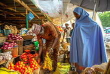 ВПП/ Адетона Омокани. Женщины покупают помидоры на рынке Янкааба в Кано, Нигерия, 11 апреля 2021 года. Многие люди в Нигерии изо всех сил пытаются поддержать свои семьи из-за быстрого роста цен на продукты питания.